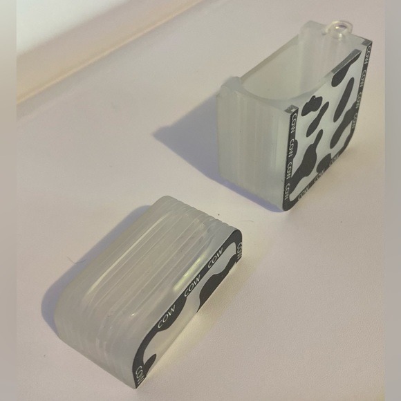 Black and white cow print air pod case (2nd generation) - Picture 2 of 4